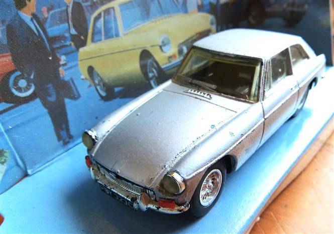 Dinky MGB GT 1965 in Box - 1:43 - Paint with display damage see pics