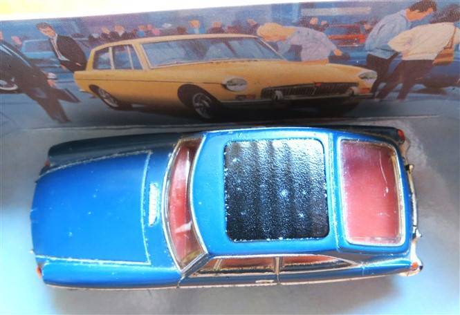 Dinky MGB GT 1965 in Box - 1:43 - With display damage - missing front grill