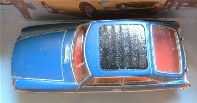 Dinky MGB GT 1965 in Box - 1:43 - With display damage - missing front grill