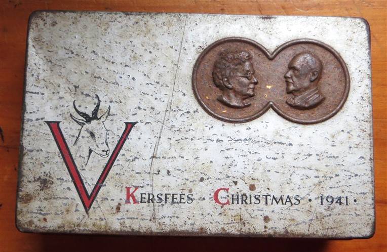 1941 SA WW2 Christmas/Kersfees tin with assorted buttons/badges/pins/cuff links