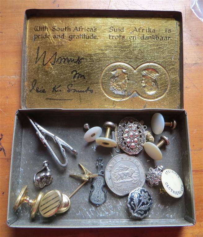 1941 SA WW2 Christmas/Kersfees tin with assorted buttons/badges/pins/cuff links