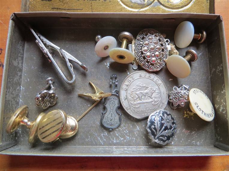 1941 SA WW2 Christmas/Kersfees tin with assorted buttons/badges/pins/cuff links