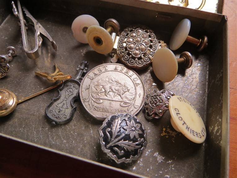 1941 SA WW2 Christmas/Kersfees tin with assorted buttons/badges/pins/cuff links