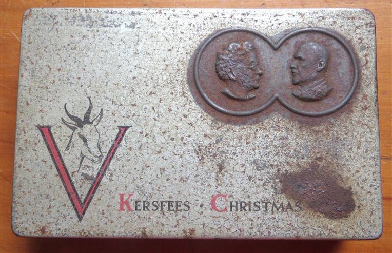 1941 SA WW2 Christmas/Kersfees tin with assorted buttons/badges/pins/cuff links