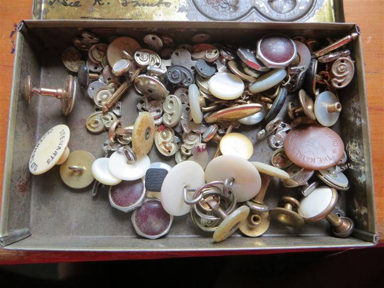 1941 SA WW2 Christmas/Kersfees tin with assorted buttons/badges/pins/cuff links