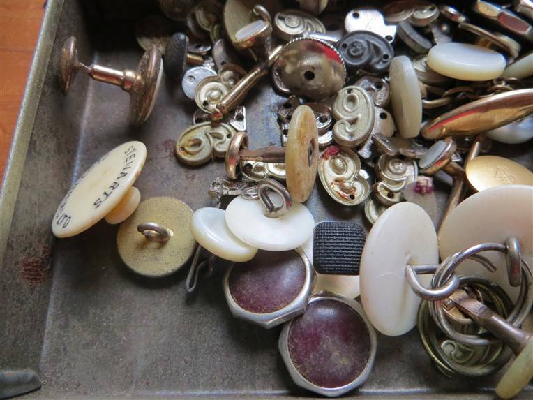 1941 SA WW2 Christmas/Kersfees tin with assorted buttons/badges/pins/cuff links