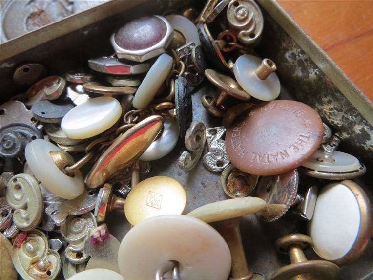 1941 SA WW2 Christmas/Kersfees tin with assorted buttons/badges/pins/cuff links