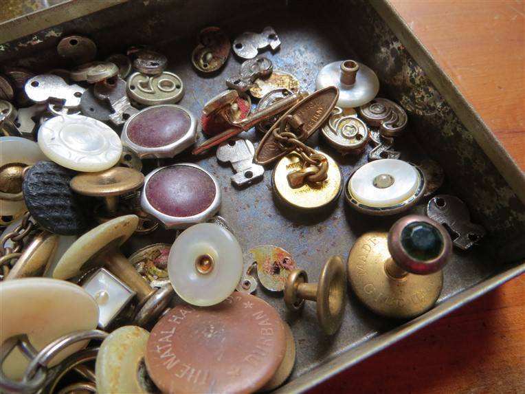 1941 SA WW2 Christmas/Kersfees tin with assorted buttons/badges/pins/cuff links