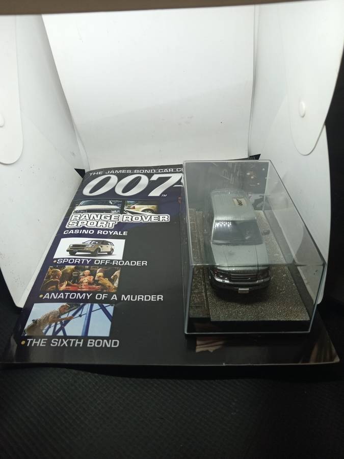 007 Range Rover Sport  - Quantum of Solace - scale 1/43. Sealed. With Book