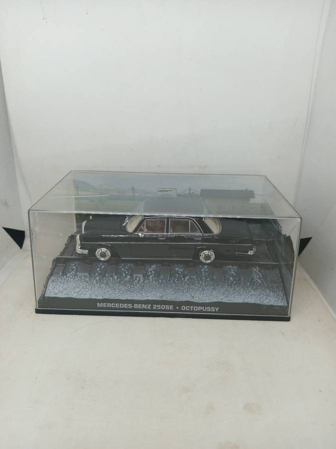 007 Mercedes Benz 250SE- Öctopussy - scale 1/43. Sealed. With Book