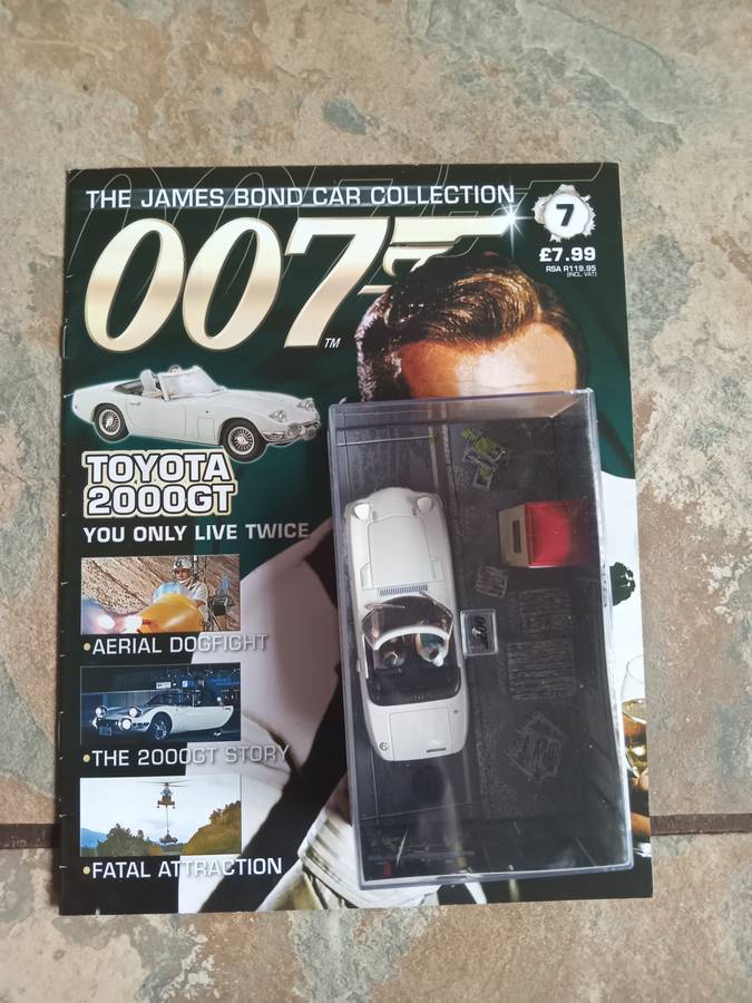 007 Toyota 2000GT - You only life Twice - scale 1/43. Sealed. With Book