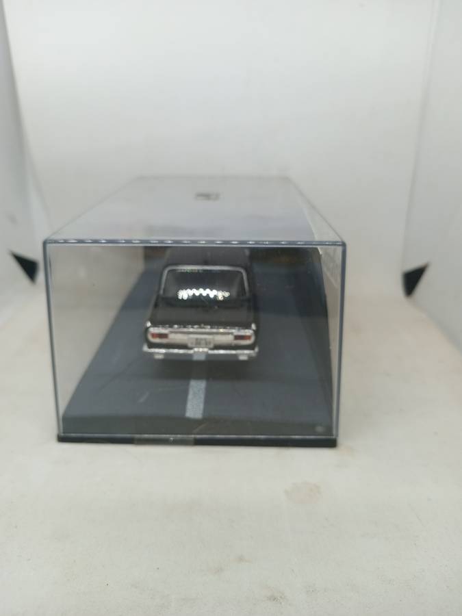 007 Toyota Crown - You only life Twice - scale 1/43. Sealed. With Book