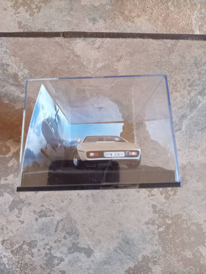 007 Lotus Esprit - The Spy who Loved Me - scale 1/43. Sealed. With Book