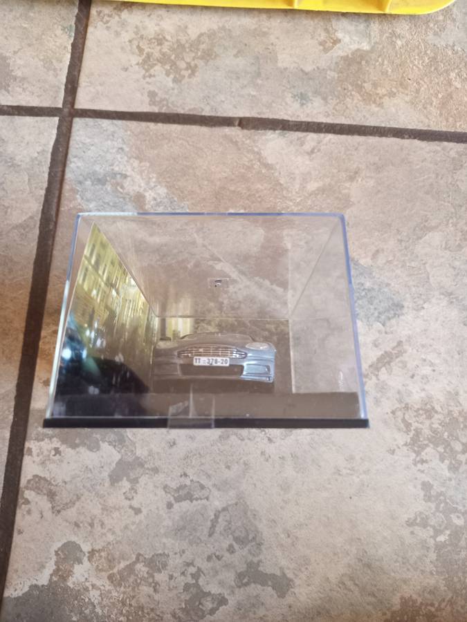 007 Aston Martin DBS - Casino Royale - scale 1/43. Sealed. With Book