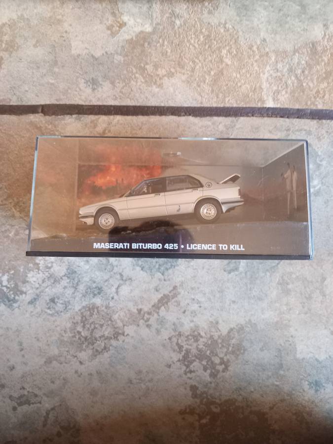007 Maserati Bi turbo 425 - Licence to Kill - scale 1/43. Sealed. With Book