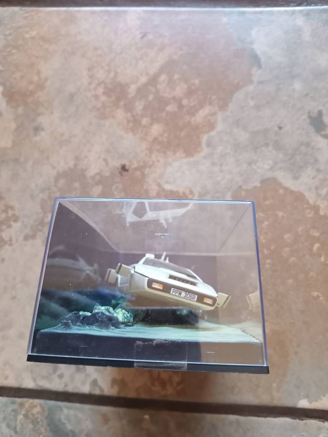 007 Lotus Esprit - The Spy who loved me - scale 1/43. Sealed. With Book