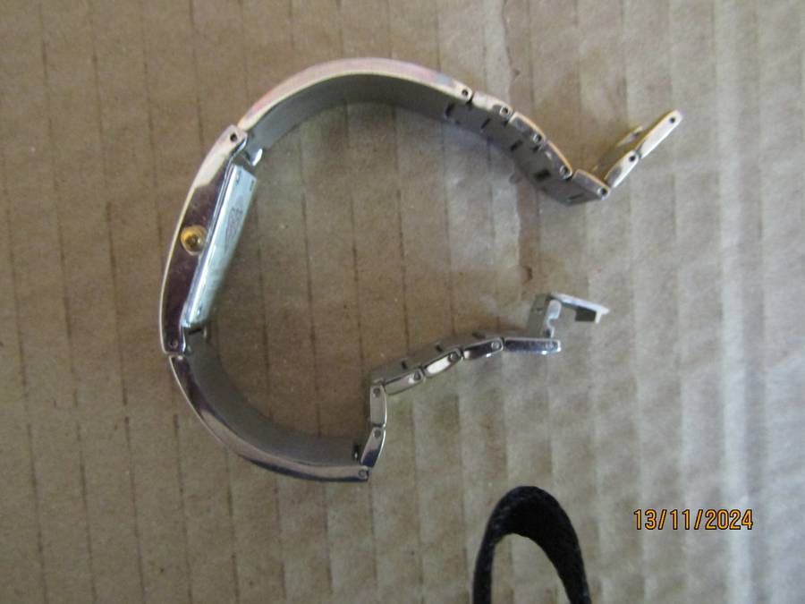 Gucci Women's Wrist Watch. New battery Works.