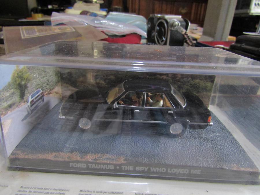 007 Ford Taunus - The Spy who Loved Me - scale 1/43. Sealed. With Book Nr 75