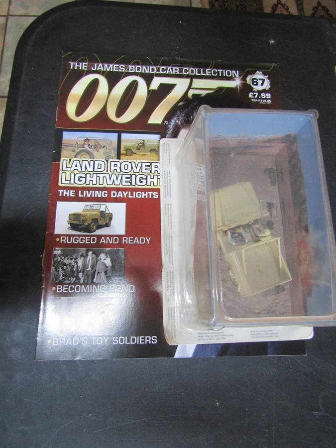 007 Land Rover Lightweight - Living daylights - scale 1/43. Sealed. With Book Nr 67