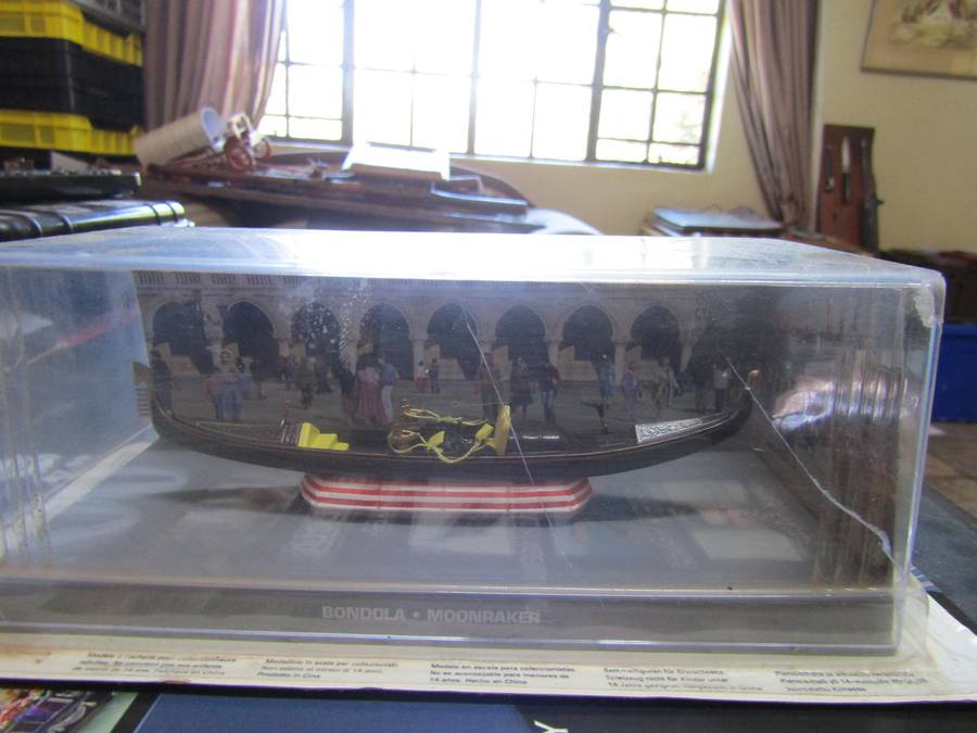 007 Bondola  - Moonraker - scale 1/43. Sealed. with Book Nr 102