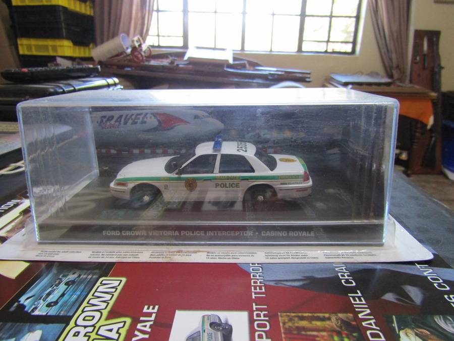 007 Ford Crown Victoria  - Casino Royale - scale 1/43. Sealed. with Book Nr 100