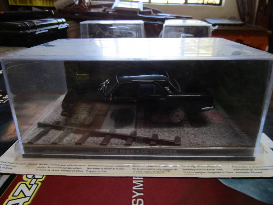 007 Volga Gaz-24 - Octopussy - scale 1/43. Sealed. with Book Nr 121