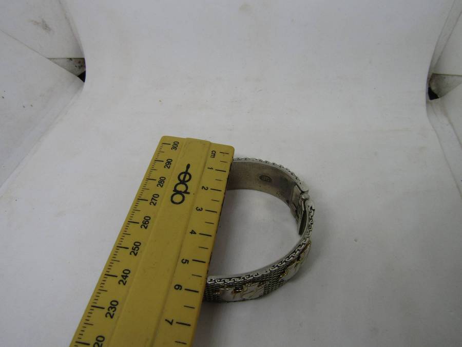 Elegant Elephant Magnetic clasp Bangle