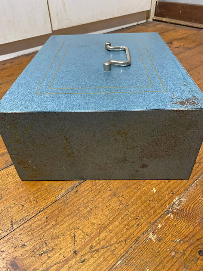 Vintage Metal Cash Box/Safe