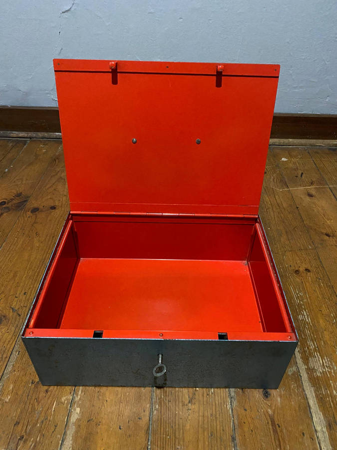 Vintage Metal Cash Box/Safe