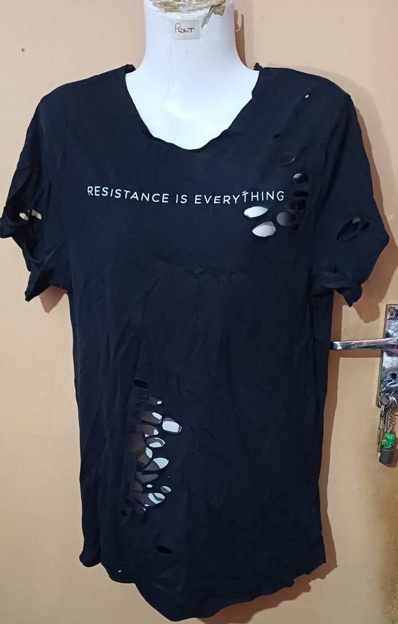 Mens or Ladies - Black T-Shirt - Make - Longer Line Markham - Size - S