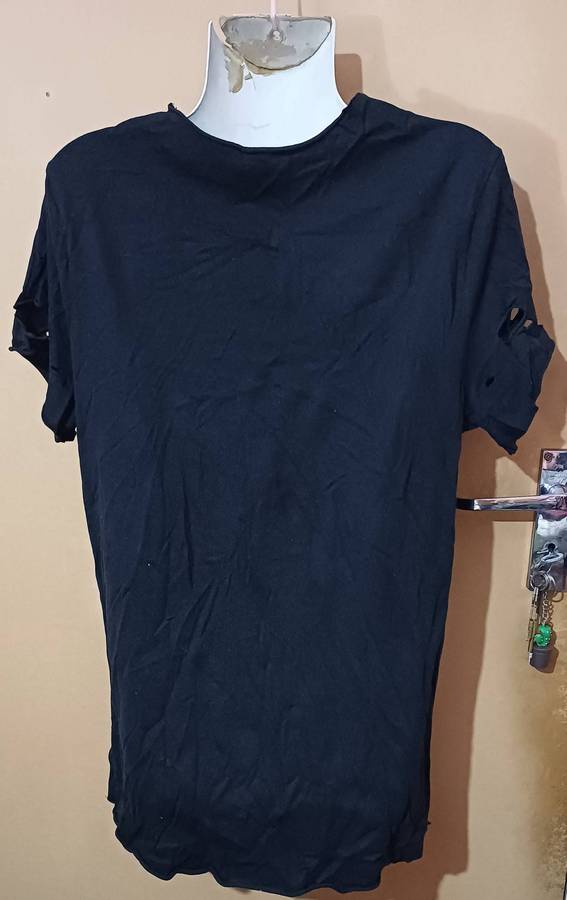 Mens or Ladies - Black T-Shirt - Make - Longer Line Markham - Size - S