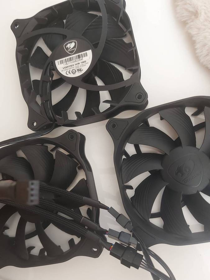 3x Cougar 120mm PWM Case Fans + Splitter