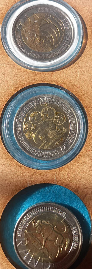 COLLECTION OF UNION, RSA AND INT. COINS AS PER PICTURE IN WOODEN 2 LAYER COIN BOX. (64 COINS)