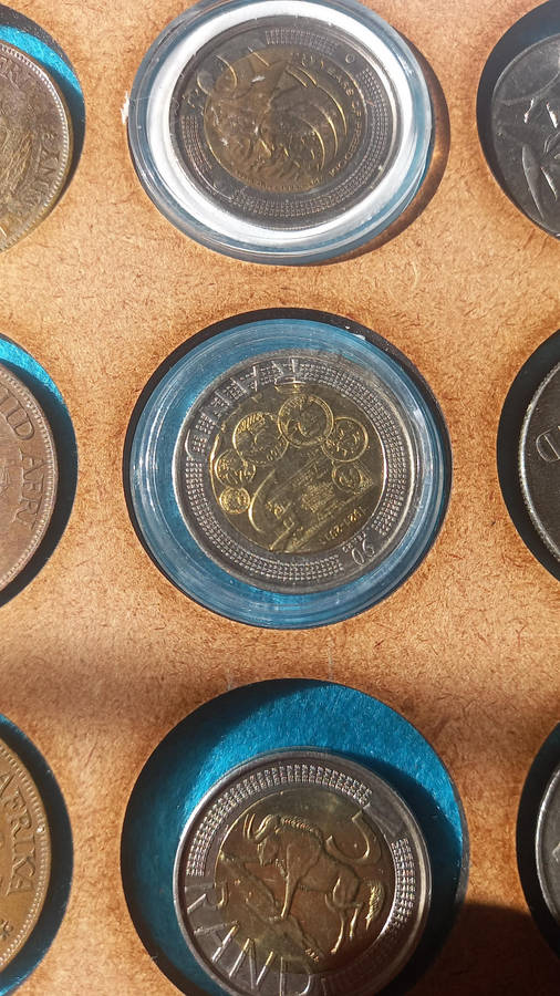 COLLECTION OF UNION, RSA AND INT. COINS AS PER PICTURE IN WOODEN 2 LAYER COIN BOX. (64 COINS)