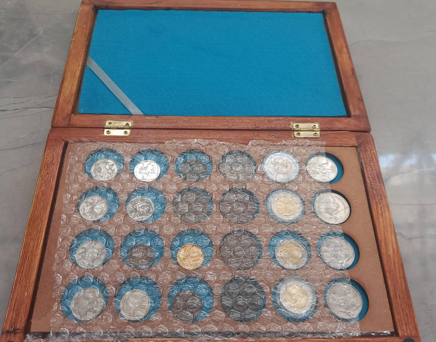 COLLECTION OF UNION, RSA AND INT. COINS AS PER PICTURE IN WOODEN 2 LAYER COIN BOX. (64 COINS)