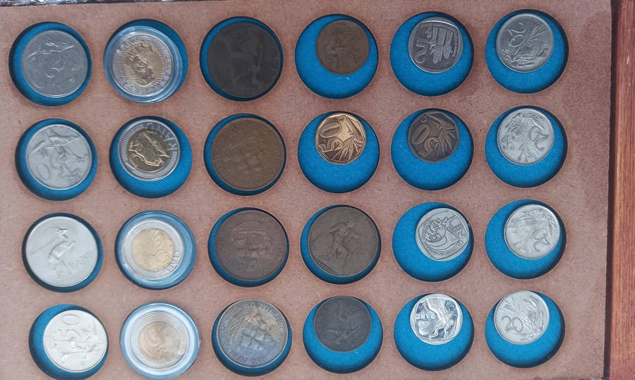 COLLECTION OF UNION, RSA AND INT. COINS AS PER PICTURE IN WOODEN 2 LAYER COIN BOX. (64 COINS)