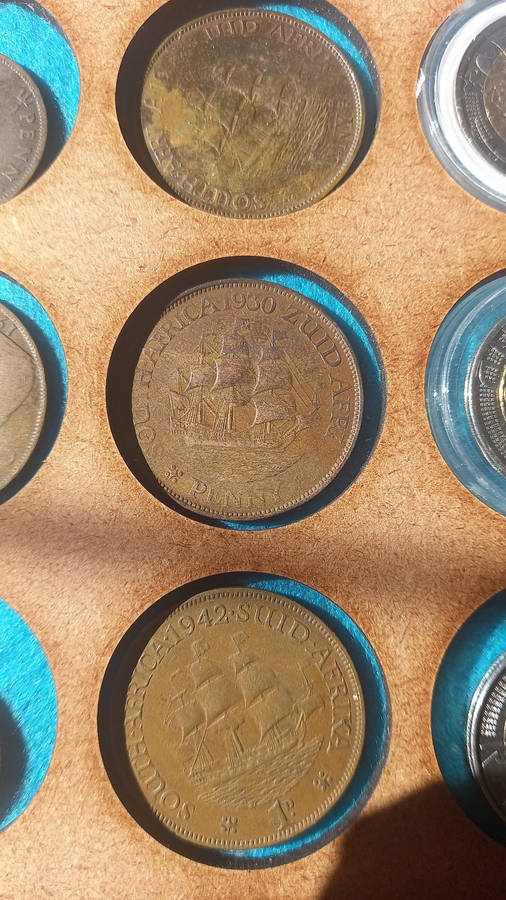 COLLECTION OF UNION, RSA AND INT. COINS AS PER PICTURE IN WOODEN 2 LAYER COIN BOX. (64 COINS)