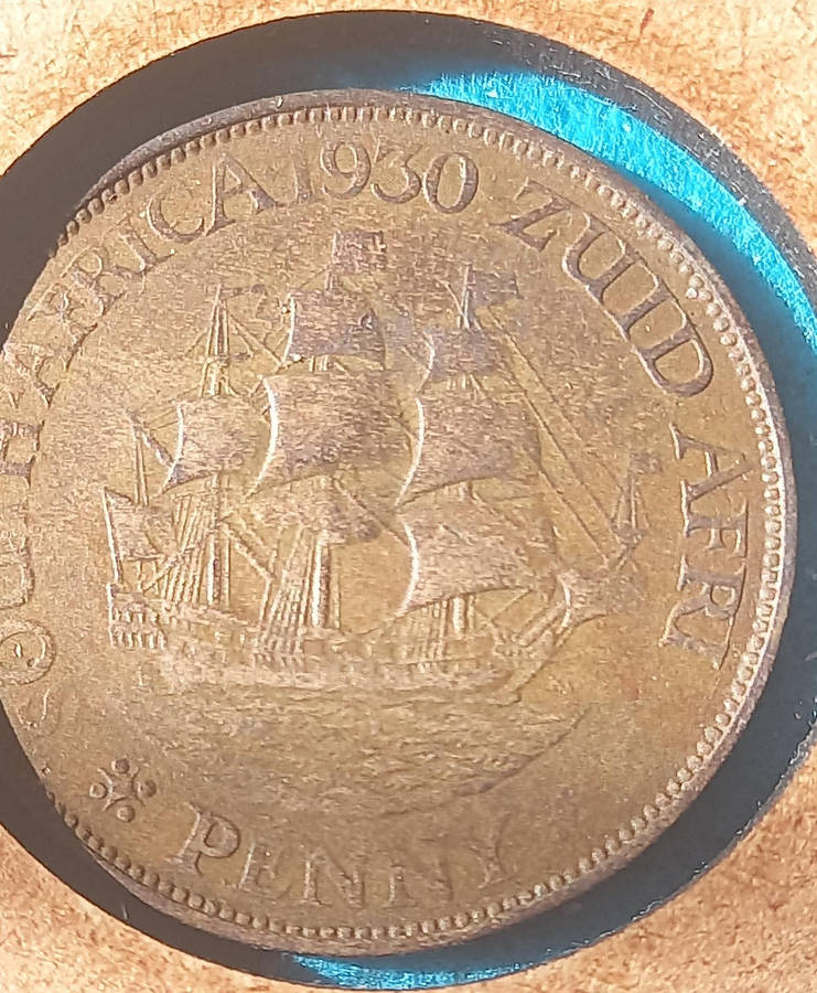 COLLECTION OF UNION, RSA AND INT. COINS AS PER PICTURE IN WOODEN 2 LAYER COIN BOX. (64 COINS)