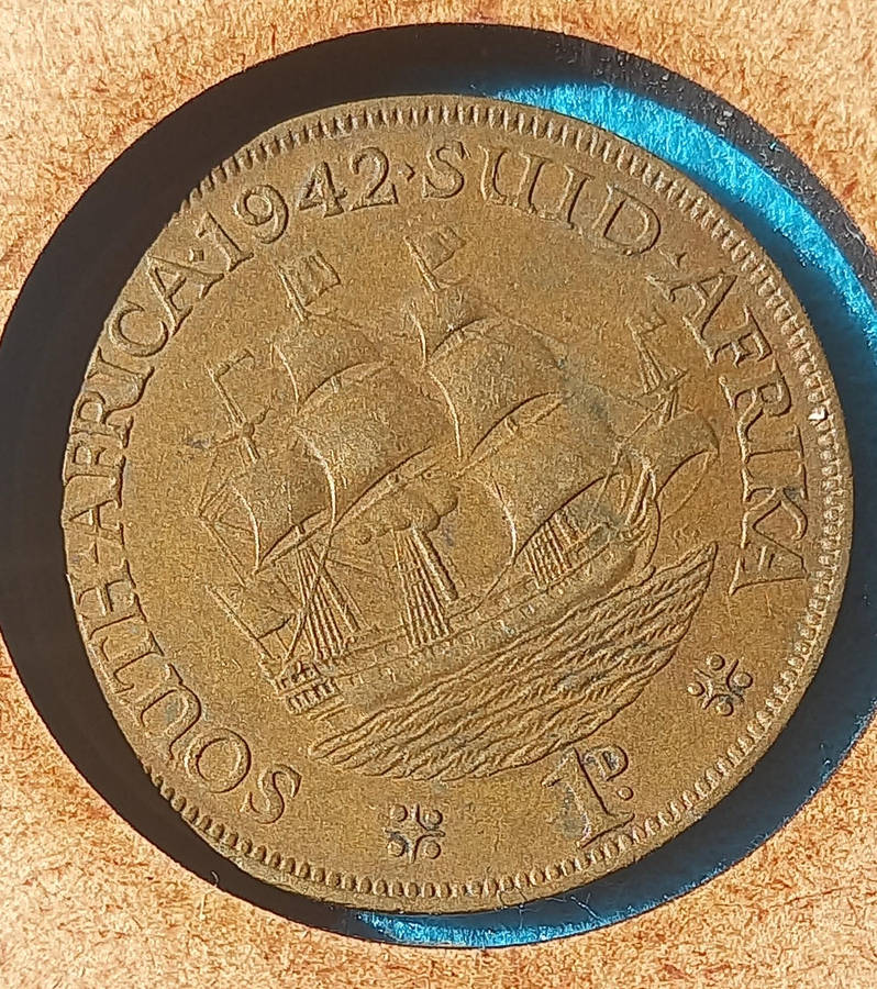 COLLECTION OF UNION, RSA AND INT. COINS AS PER PICTURE IN WOODEN 2 LAYER COIN BOX. (64 COINS)