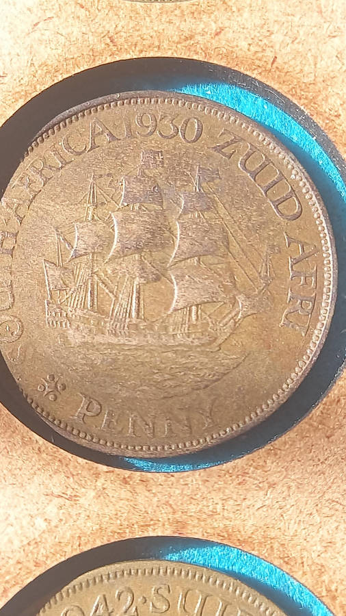 COLLECTION OF UNION, RSA AND INT. COINS AS PER PICTURE IN WOODEN 2 LAYER COIN BOX. (64 COINS)