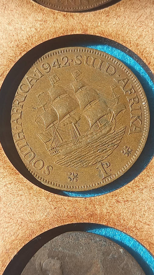 COLLECTION OF UNION, RSA AND INT. COINS AS PER PICTURE IN WOODEN 2 LAYER COIN BOX. (64 COINS)