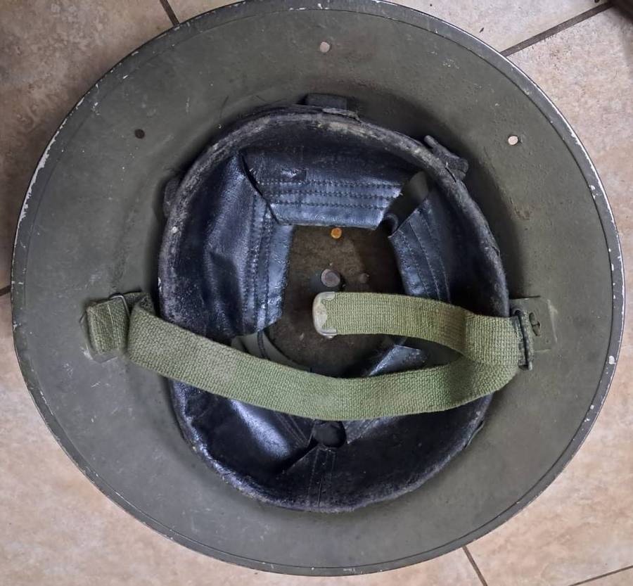 SADF/ SA Army / Berets  Peak Cap & WW 2 Helmets