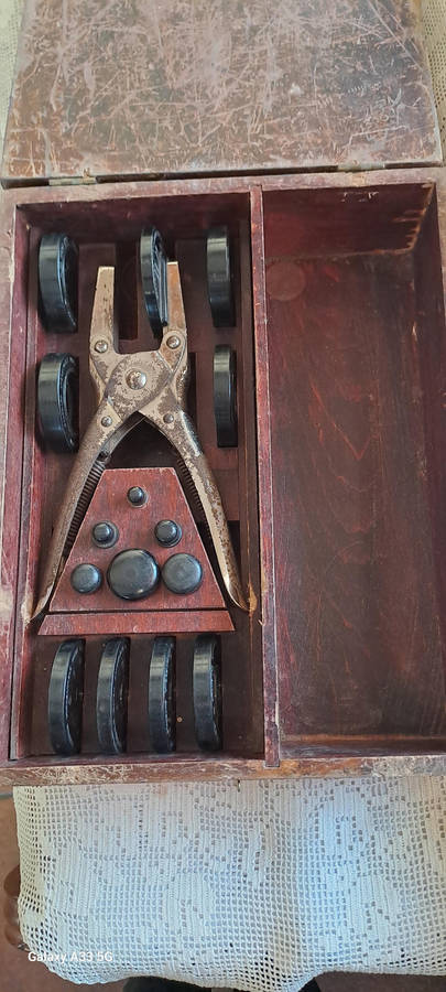 Standard watch makers unbreakable watch crystals inserting tool