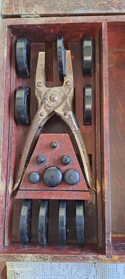 Standard watch makers unbreakable watch crystals inserting tool