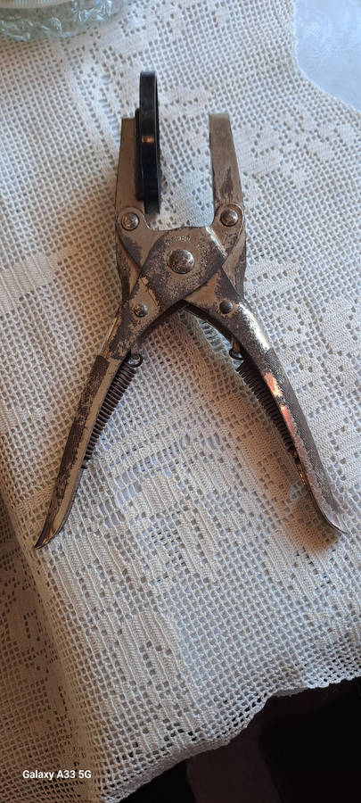 Standard watch makers unbreakable watch crystals inserting tool