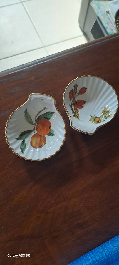 2x Royal Worcester Evesham gold shell shaped dished
