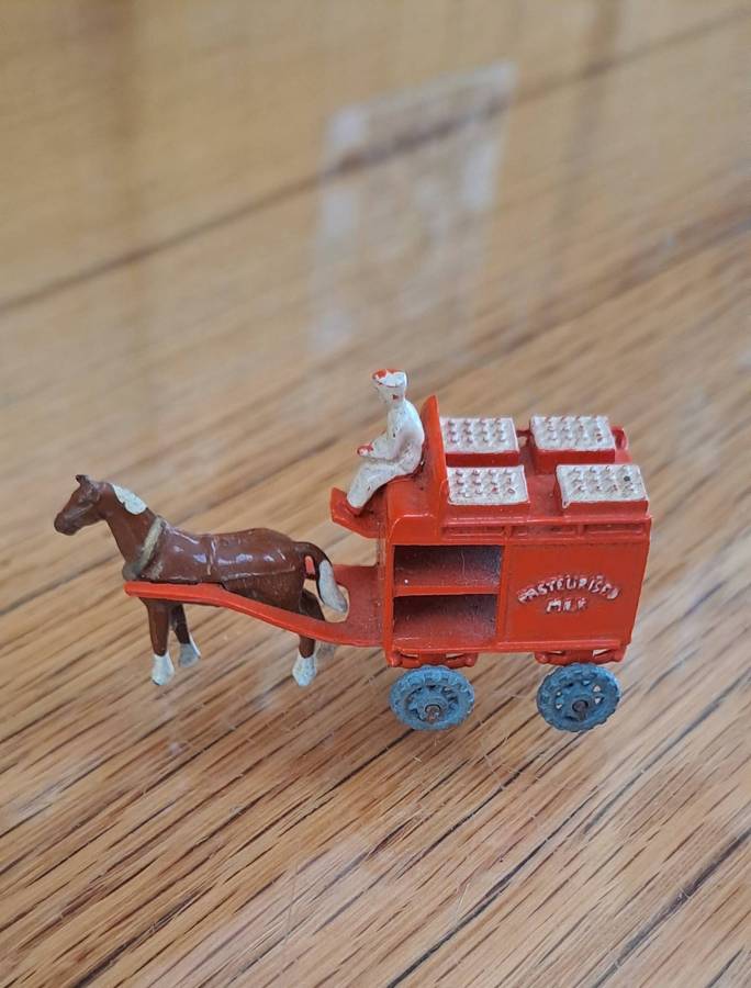 Lesney Matchbox No 7A milk cart with horse. very nice condition