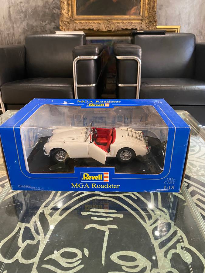 MGA Roadster Scale 1:18 in Box