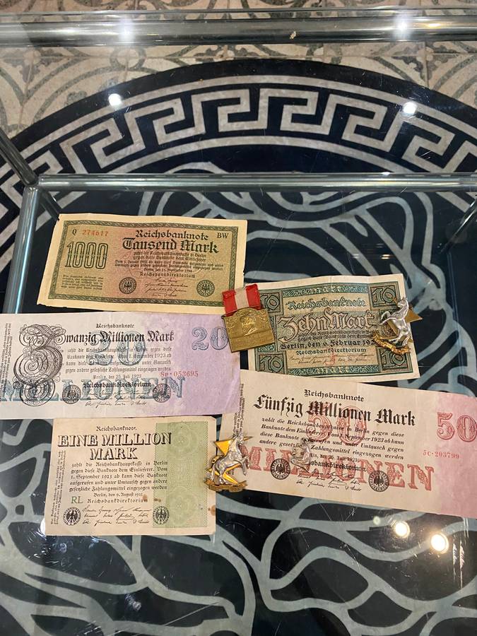 Notes and medals collection auction.