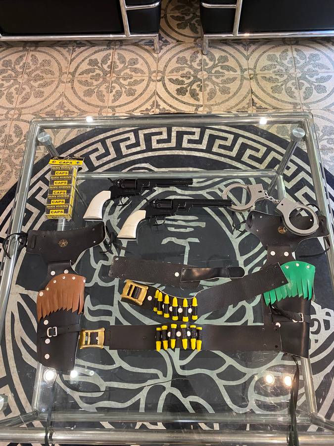 Mustang Gun Set - Bid for Everything